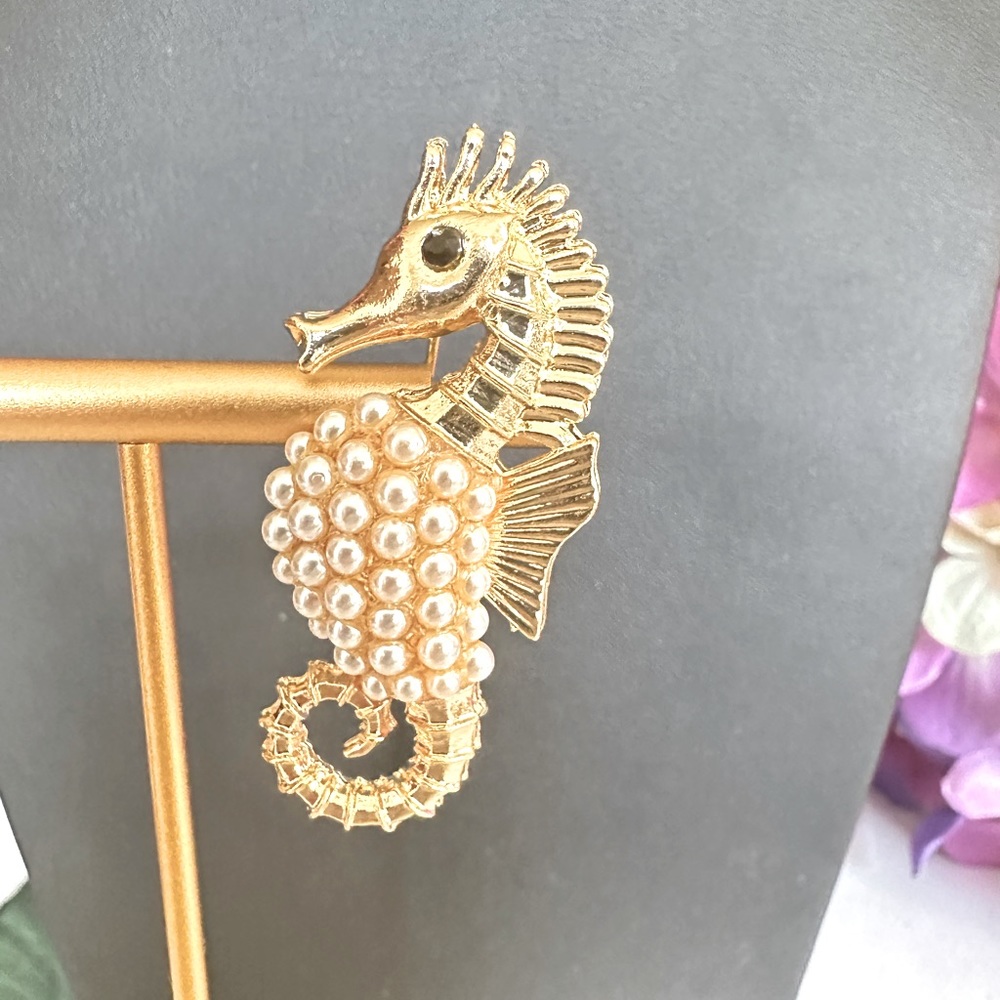 NWT - Gold Tone Seahorse Brooch with Faux Mini Pearls